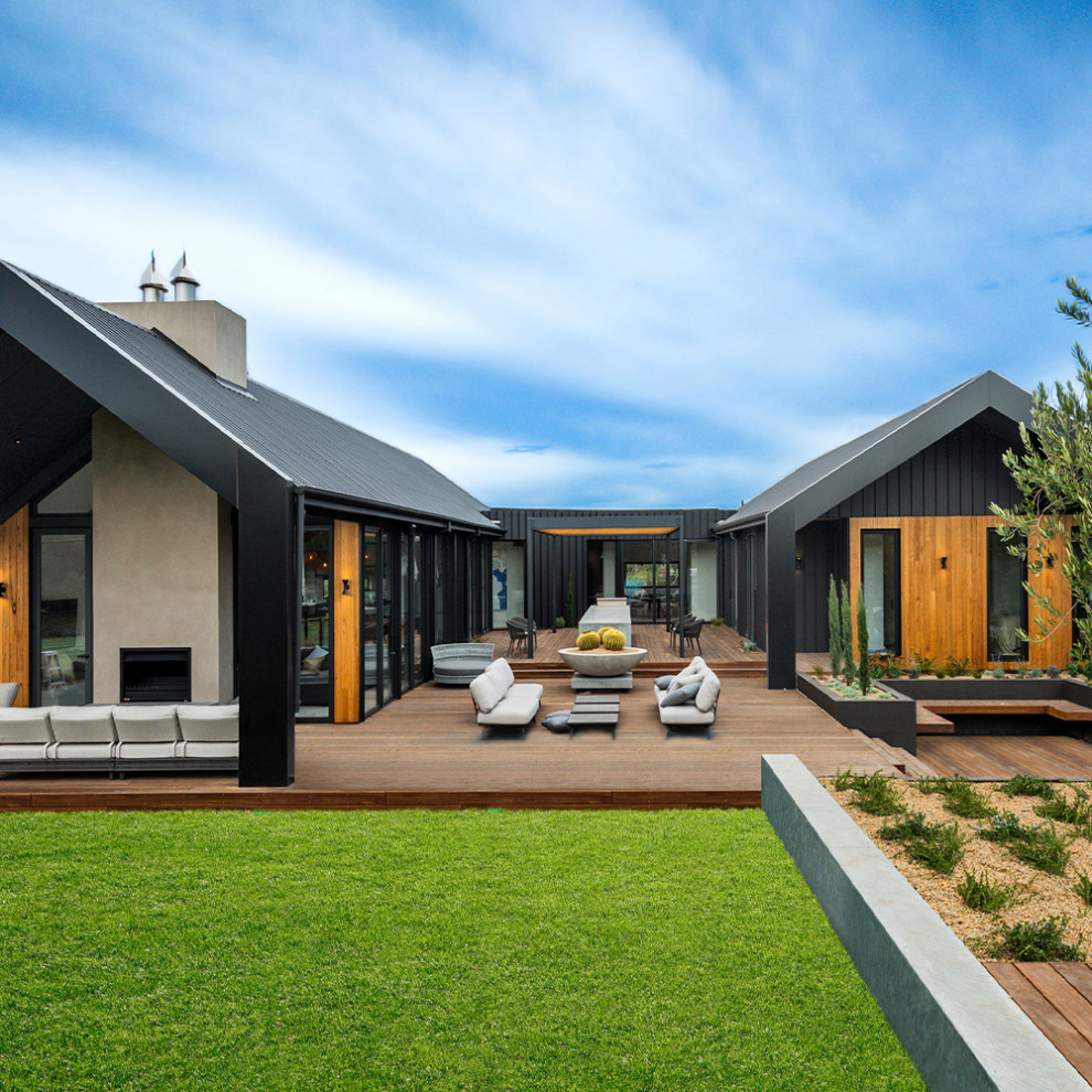 Photo of a contemporary patio in Wollongong.