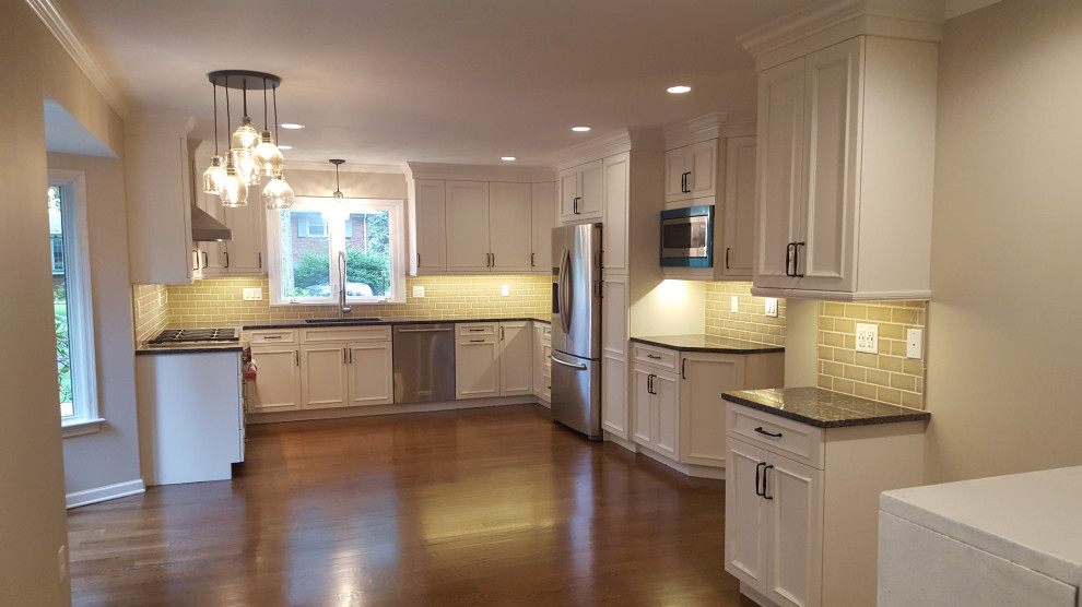 Kitchen - transitional kitchen idea in New York