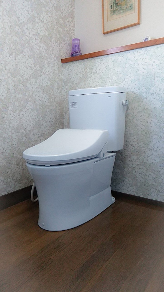 他の地域にある小さなモダンスタイルのおしゃれなトイレ・洗面所 (分離型トイレ、茶色い床、クロスの天井、壁紙) の写真