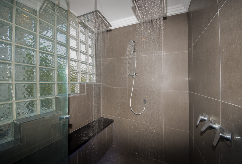 Inspiration for a contemporary bathroom in Melbourne.