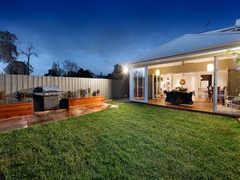 Inspiration for a mid-sized contemporary backyard garden in Melbourne with natural stone pavers.