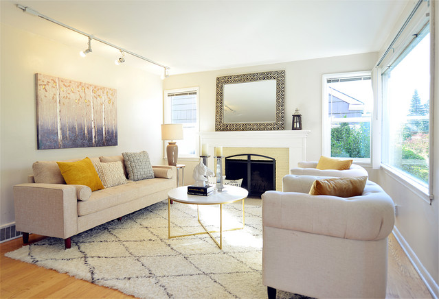 Seattle medium-size house staging (2000-2500 sqft) modern-living-room