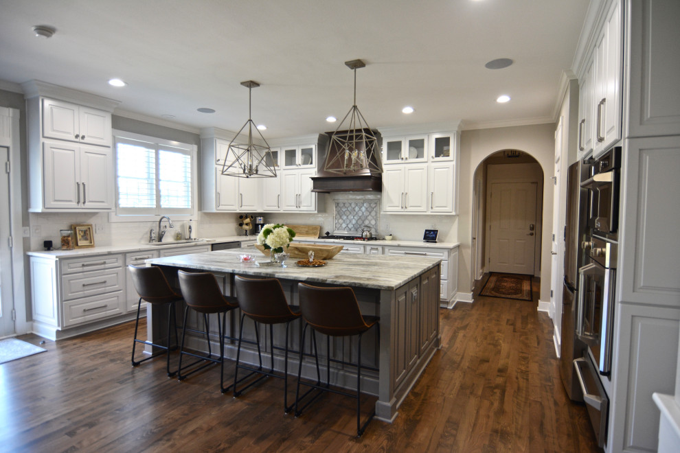 Example of a transitional kitchen design in Indianapolis