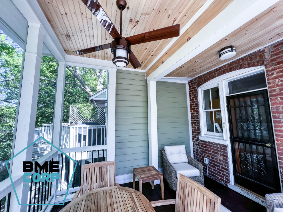 Idée de décoration pour un porche d'entrée de maison arrière tradition de taille moyenne avec une moustiquaire et un garde-corps en matériaux mixtes.