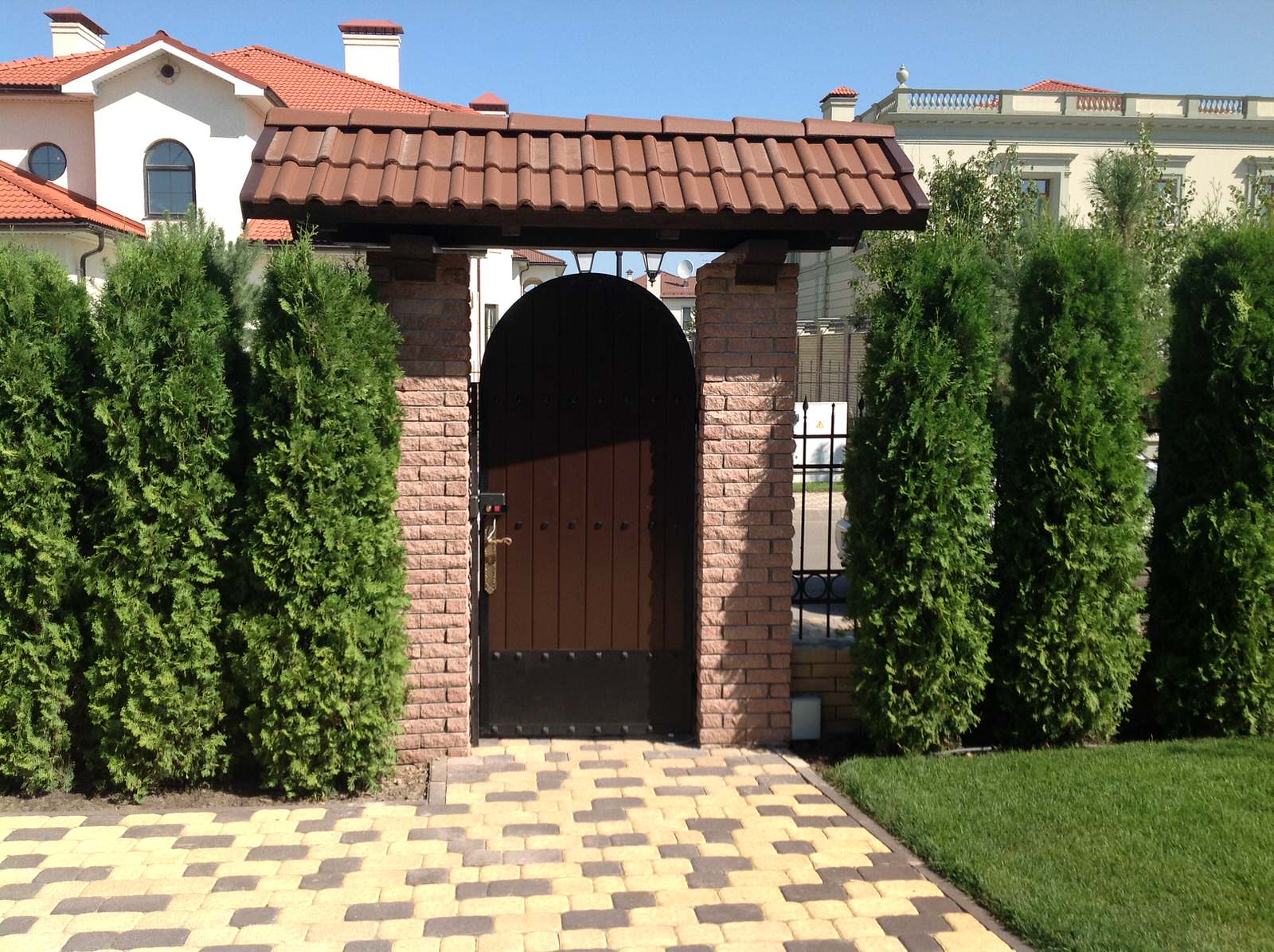 Реконструкция крыши и строительство навеса и веранды в поселке Екатериновка