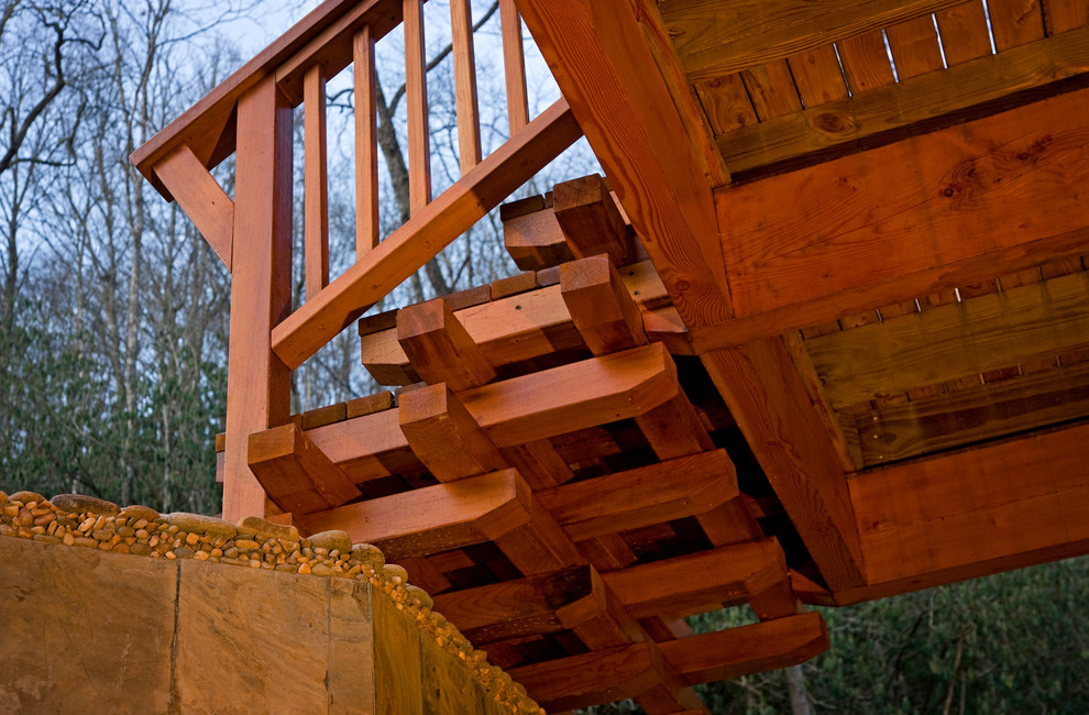 Idée de décoration pour un très grand escalier flottant craftsman avec des marches en bois et des contremarches en bois.