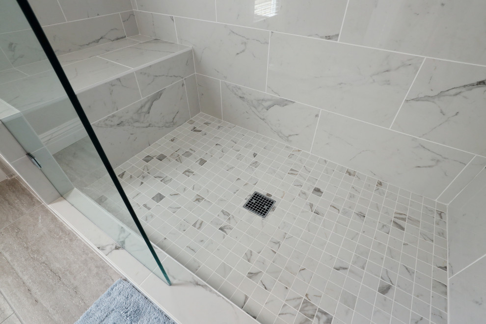 Пример оригинального дизайна: главная ванная комната в стиле модернизм с синими фасадами, накладной ванной, угловым душем, белой плиткой, керамогранитной плиткой, белыми стенами, полом из керамогранита, врезной раковиной, бежевым полом, душем с распашными дверями, белой столешницей, тумбой под две раковины и встроенной тумбой