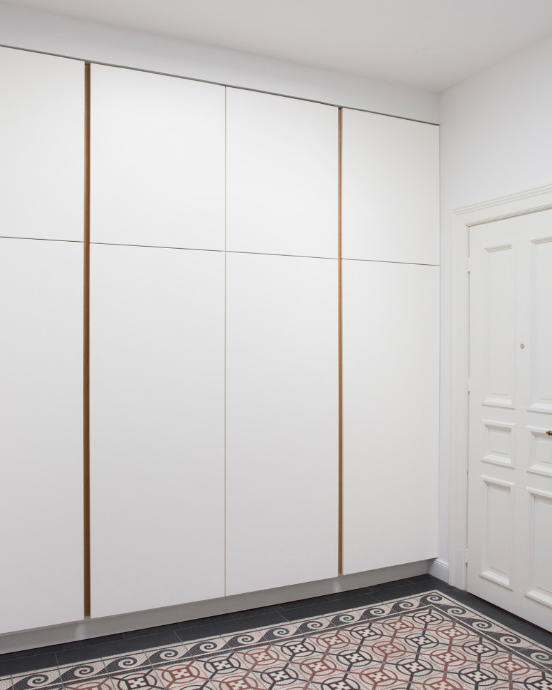 Идея дизайна: встроенный шкаф среднего размера в современном стиле с плоскими фасадами и белыми фасадами
