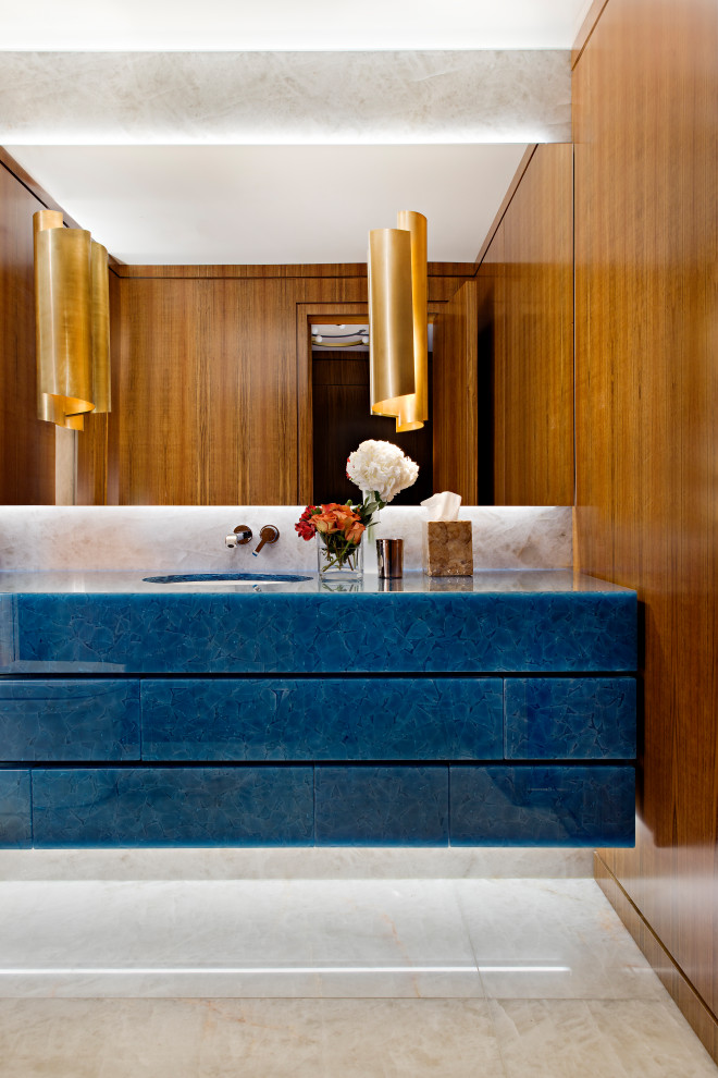Große Moderne Gästetoilette mit flächenbündigen Schrankfronten, blauen Schränken, brauner Wandfarbe, Marmorboden, Unterbauwaschbecken, Quarzit-Waschtisch, weißem Boden, blauer Waschtischplatte, schwebendem Waschtisch und Holzwänden in Toronto