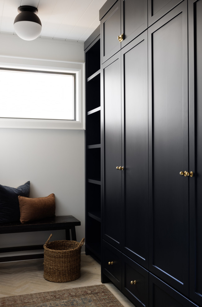 Transitional home design photo in Toronto