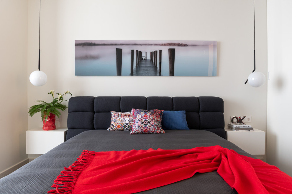 Foto di una camera degli ospiti design di medie dimensioni con pareti bianche e pavimento marrone
