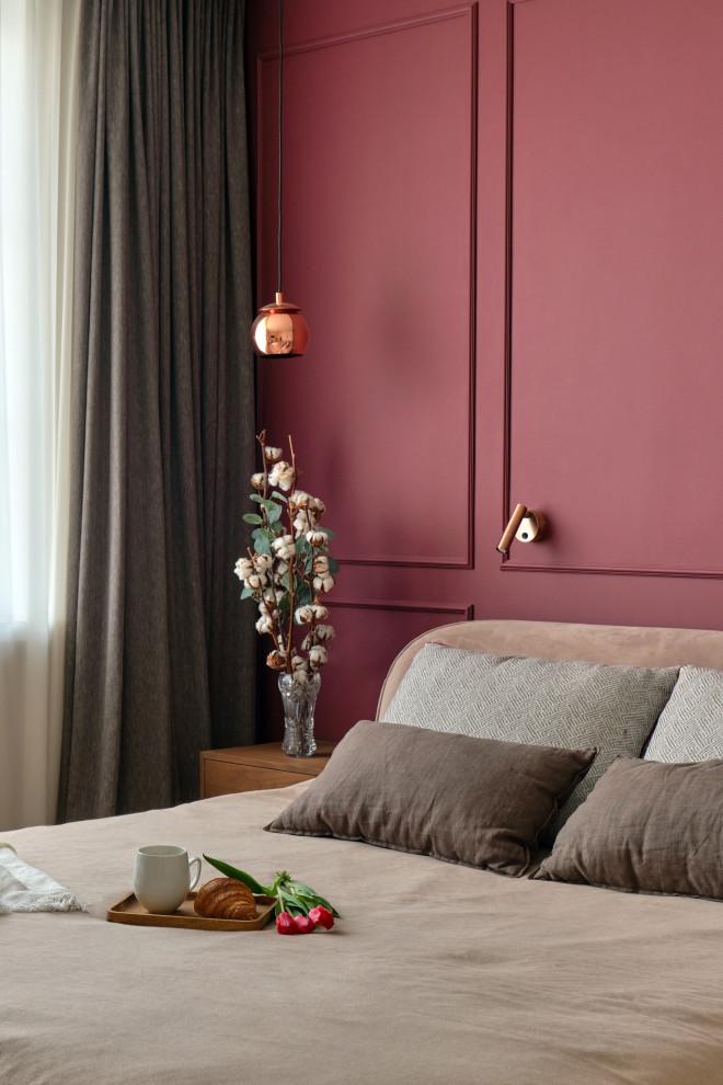 Стильный дизайн: хозяйская спальня среднего размера в стиле лофт с красными стенами, светлым паркетным полом, бежевым полом и акцентной стеной - последний тренд