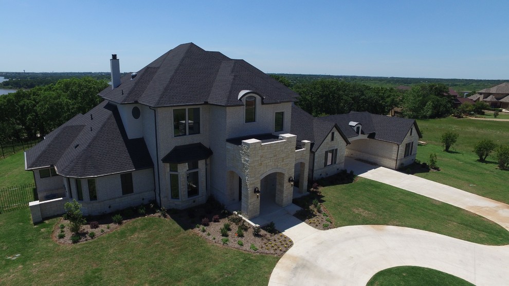 Home design - transitional home design idea in Dallas