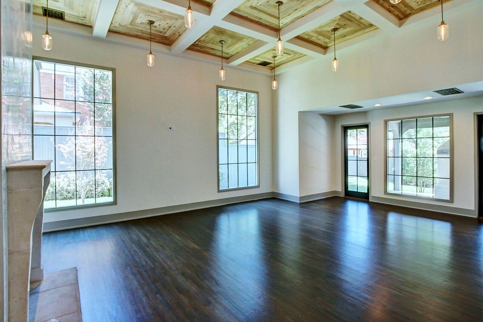 Ejemplo de sala de estar tradicional renovada con paredes blancas y suelo de madera oscura