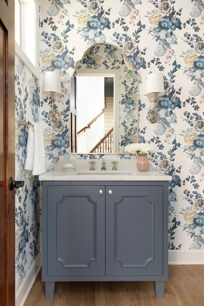 Idéer för att renovera ett litet vintage vit vitt toalett, med luckor med profilerade fronter, grå skåp, blå väggar, ljust trägolv, ett undermonterad handfat, bänkskiva i kvartsit och brunt golv