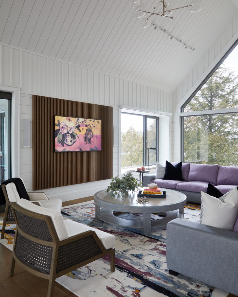 Immagine di un grande soggiorno contemporaneo aperto con pareti bianche, pavimento in legno massello medio, TV a parete, pavimento marrone, soffitto a volta e pareti in perlinato