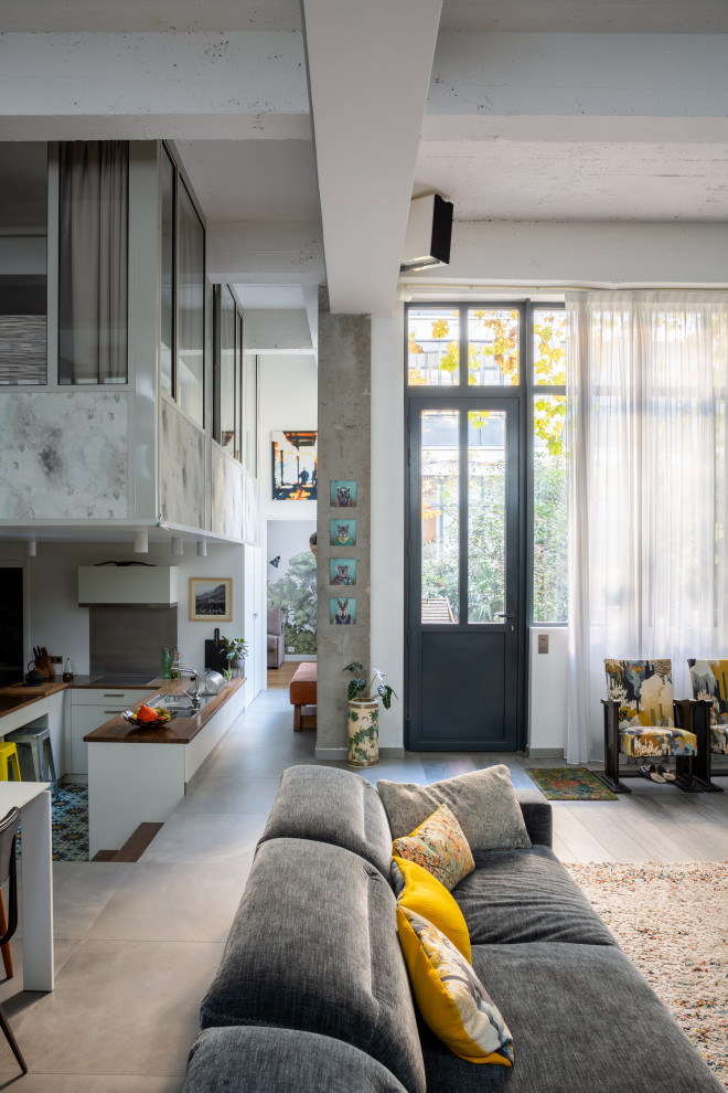 Großes, Offenes Modernes Wohnzimmer in grau-weiß mit weißer Wandfarbe und grauem Boden in Paris