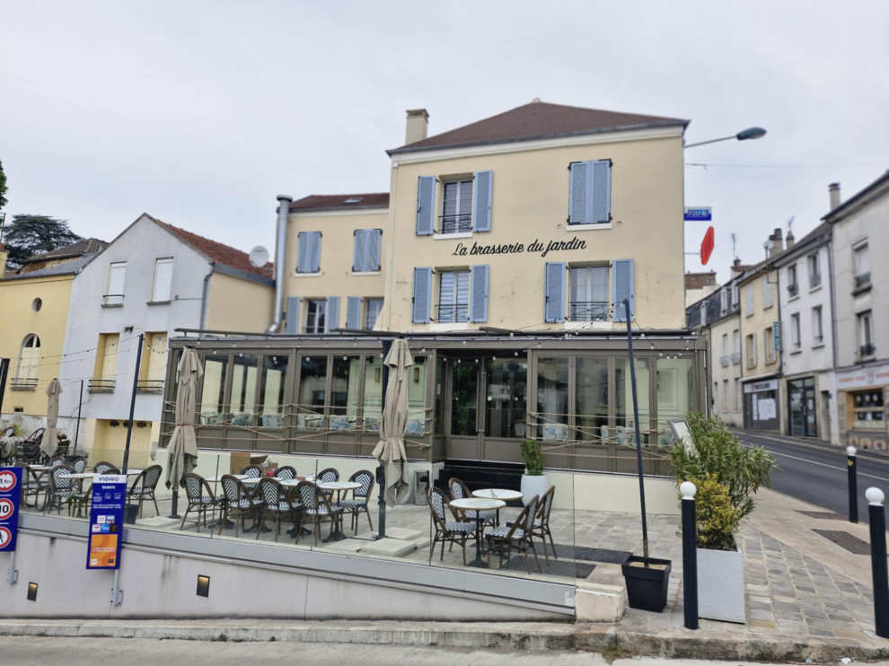 Création façade fleurie de restaurant
