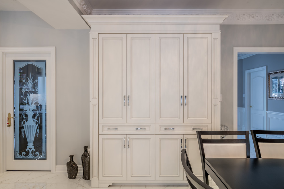 Example of a transitional kitchen design in Toronto