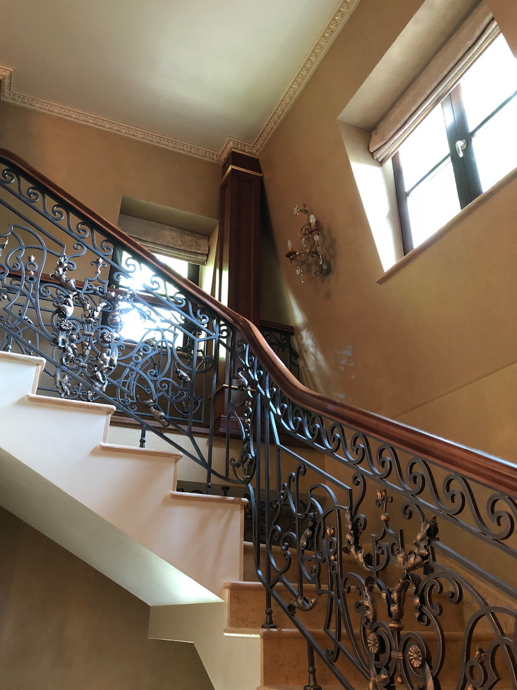 Мраморная лестница и кованые перила