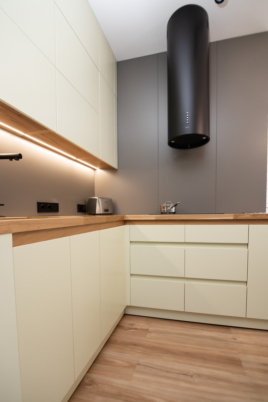 Компактная кухня-прихожая в современном стиле