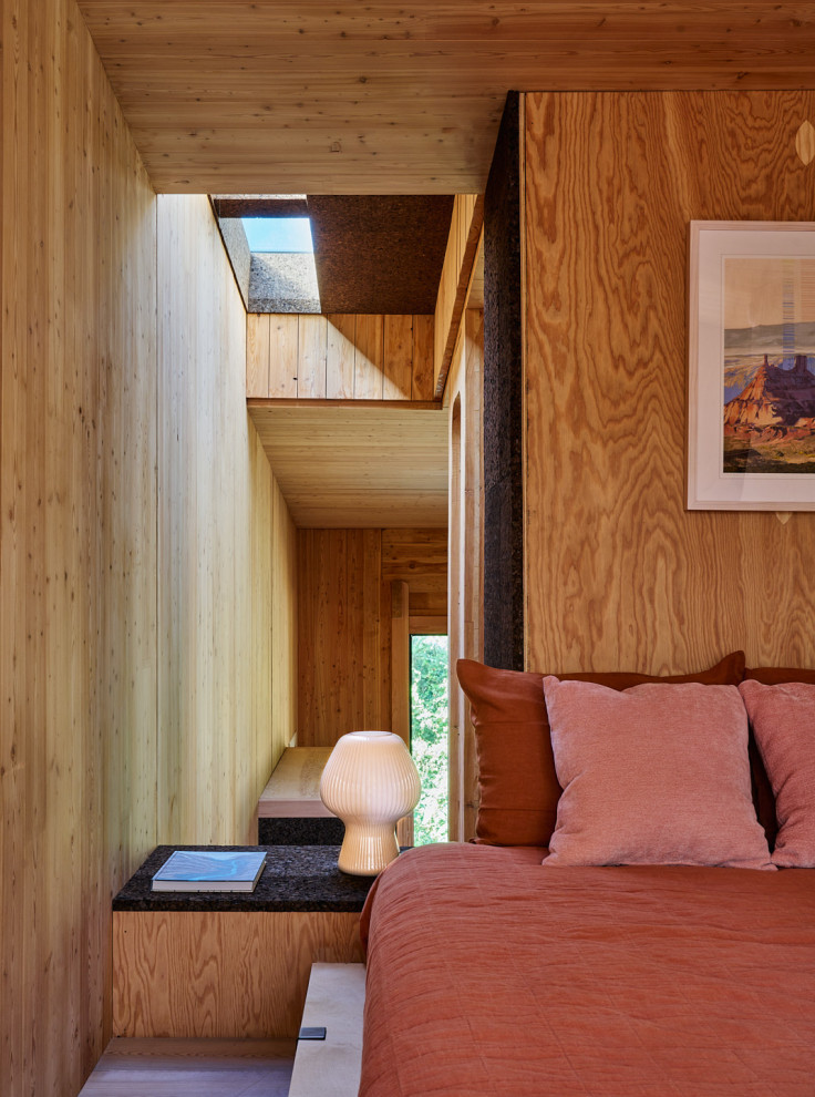 На фото: спальня на антресоли в стиле модернизм с коричневыми стенами, деревянным потолком, деревянными стенами и светлым паркетным полом