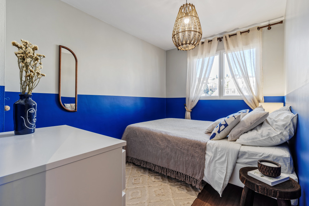 Foto di una camera da letto mediterranea di medie dimensioni con pareti blu, parquet scuro, nessun camino e pavimento marrone