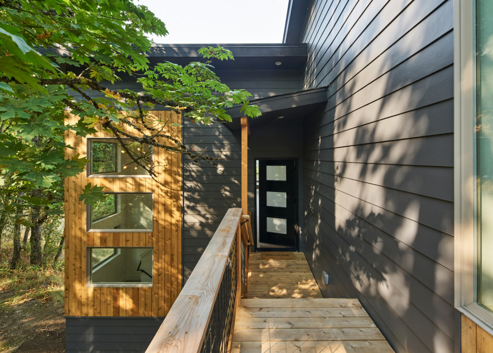 Großes, Zweistöckiges Modernes Einfamilienhaus mit Mix-Fassade, grauer Fassadenfarbe, Schmetterlingsdach, Schindeldach, schwarzem Dach und Verschalung in Portland