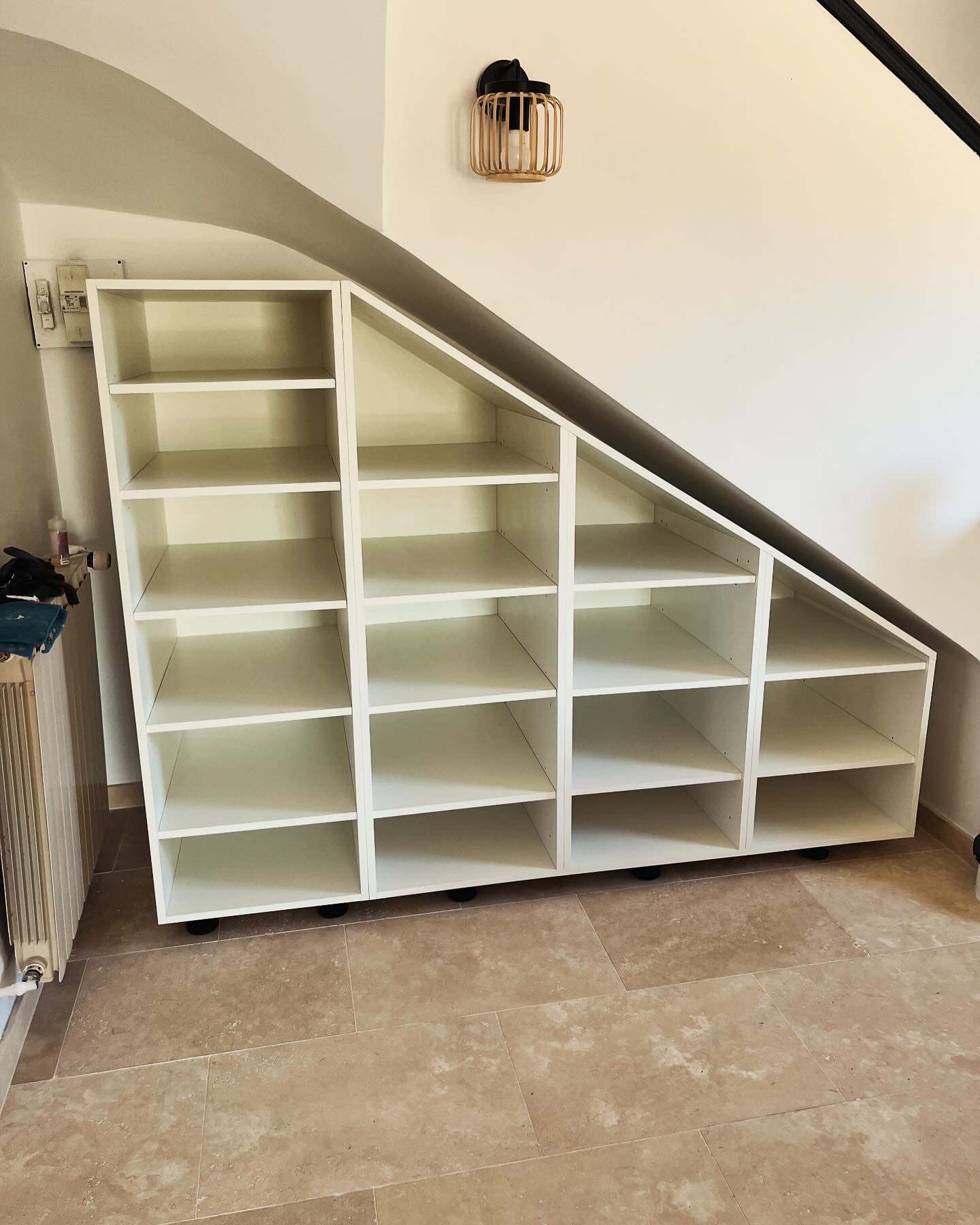 Fabrication sur mesure d’un meuble à chaussure sous escalier