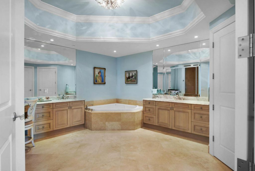 Transitional home design photo in Miami
