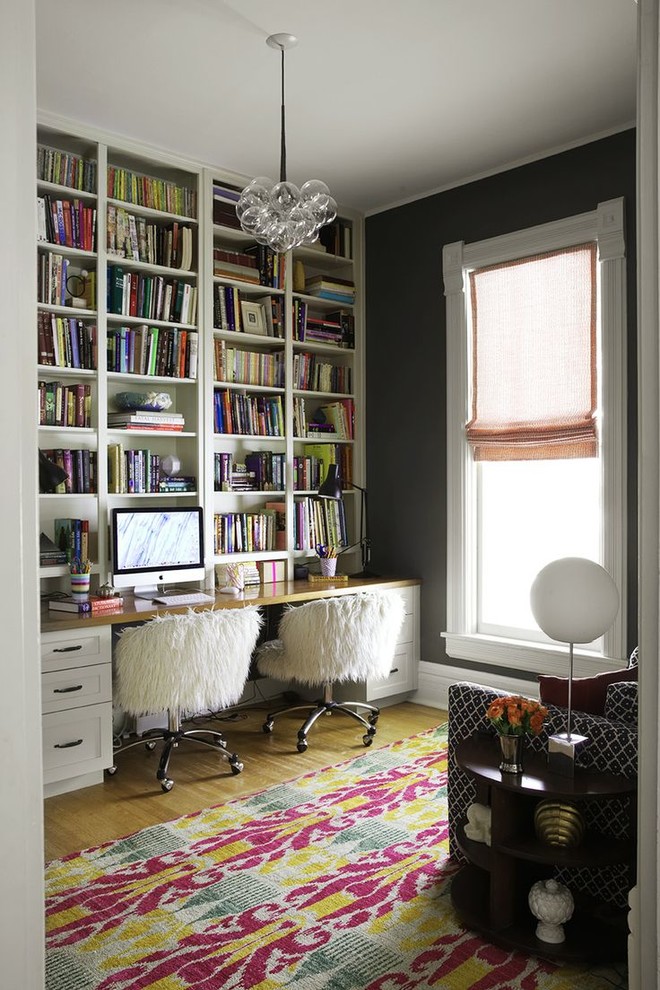 Inspiration for a contemporary home office in Chicago.