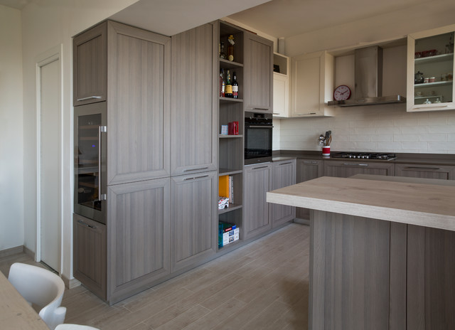Cucina ante con bugna, top Silestone modern-kueche