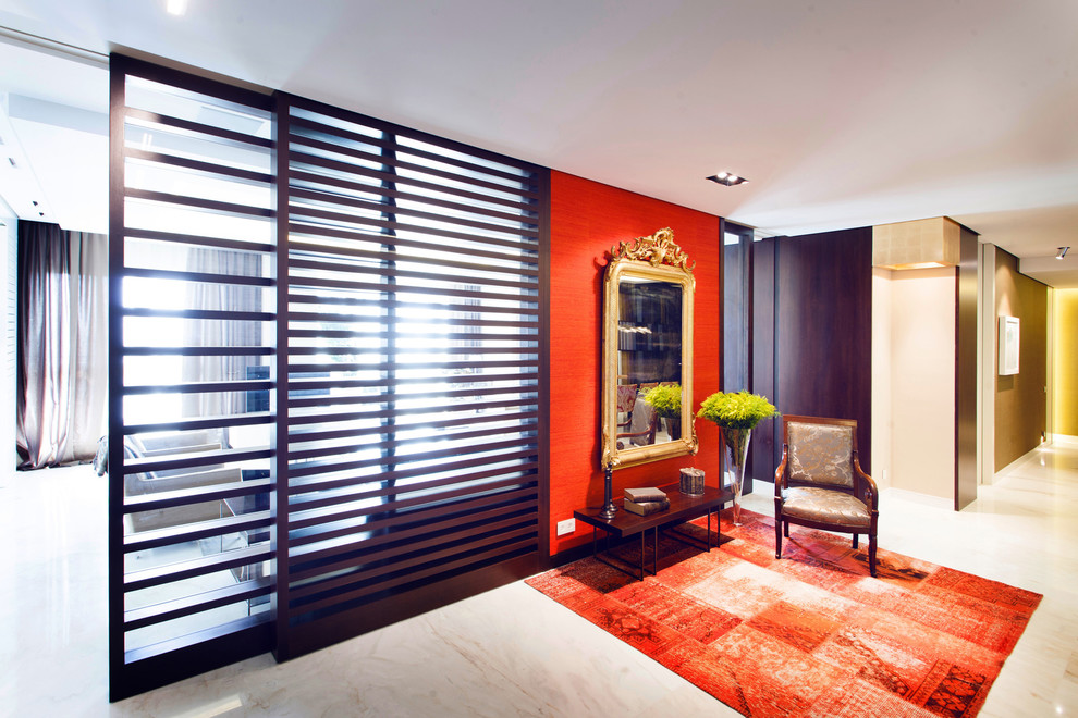 Diseño de distribuidor contemporáneo de tamaño medio con paredes rojas y puerta de madera oscura