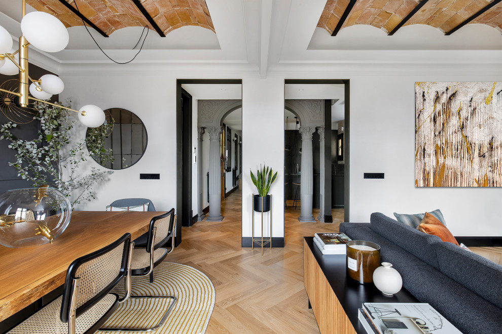 Mittelgroßes, Offenes Klassisches Wohnzimmer mit Multimediawand, gewölbter Decke und Ziegelwänden in Barcelona