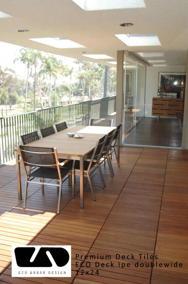 Design ideas for a mid-sized modern courtyard patio in San Diego with decking and a roof extension.