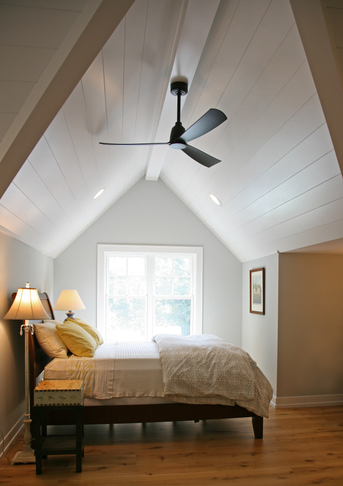 Источник вдохновения для домашнего уюта: спальня среднего размера на антресоли в морском стиле с бежевыми стенами, паркетным полом среднего тона, коричневым полом, сводчатым потолком и стенами из вагонки