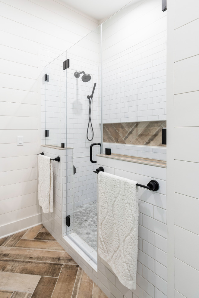 Idéer för att renovera ett mellanstort lantligt grå grått en-suite badrum, med skåp i shakerstil, vita skåp, en dusch i en alkov, vit kakel, tunnelbanekakel, vita väggar, målat trägolv, ett undermonterad handfat, bänkskiva i kvarts, brunt golv och dusch med gångjärnsdörr
