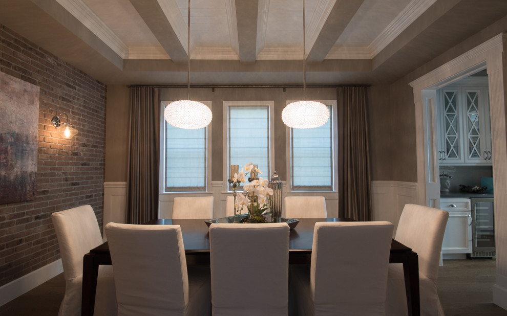 На фото: кухня-столовая среднего размера в стиле неоклассика (современная классика) с коричневыми стенами, паркетным полом среднего тона, многоуровневым потолком и кирпичными стенами