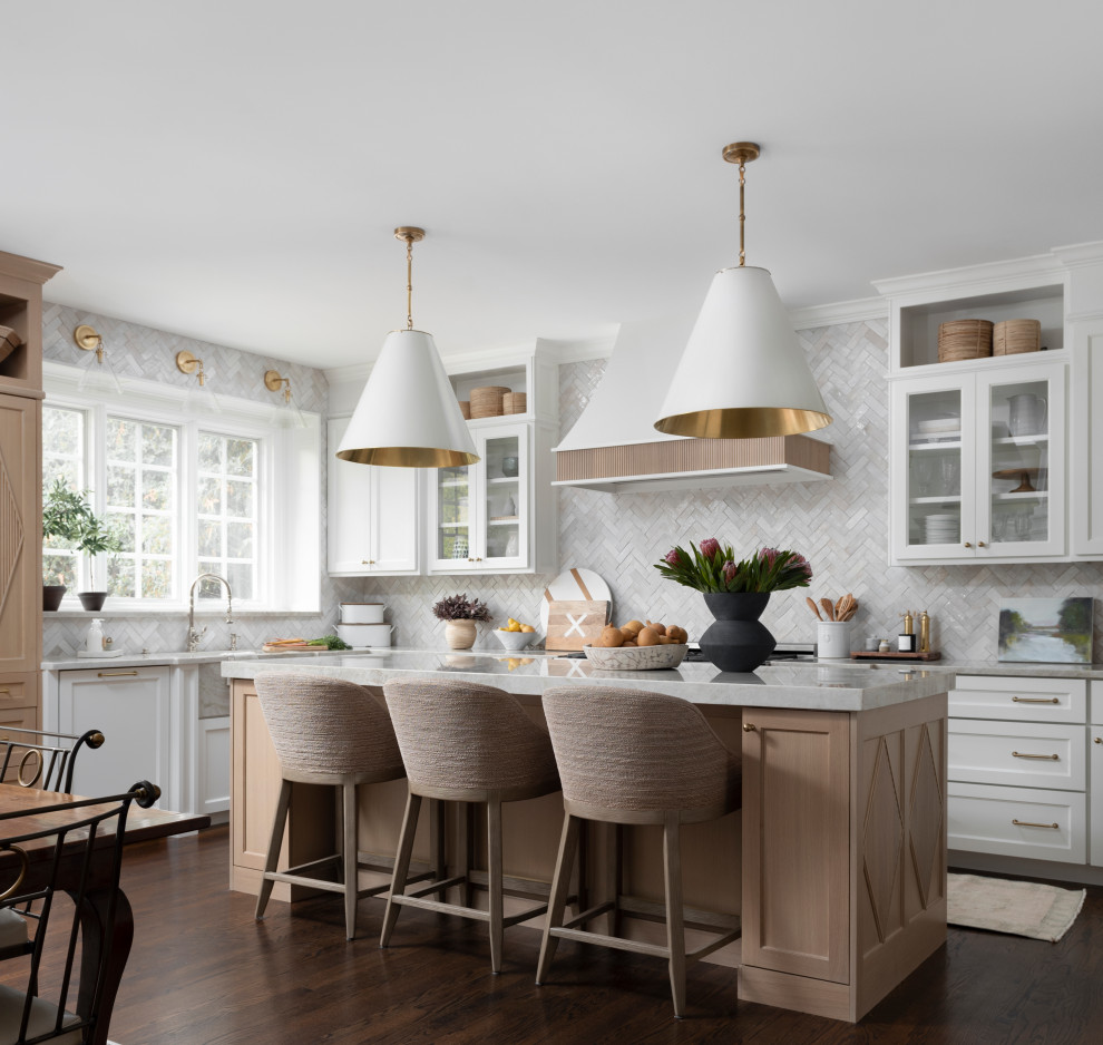 Exempel på ett mellanstort klassiskt grå grått kök, med en rustik diskho, släta luckor, vita skåp, bänkskiva i kvartsit, vitt stänkskydd, stänkskydd i terrakottakakel, integrerade vitvaror, mörkt trägolv, en köksö och brunt golv
