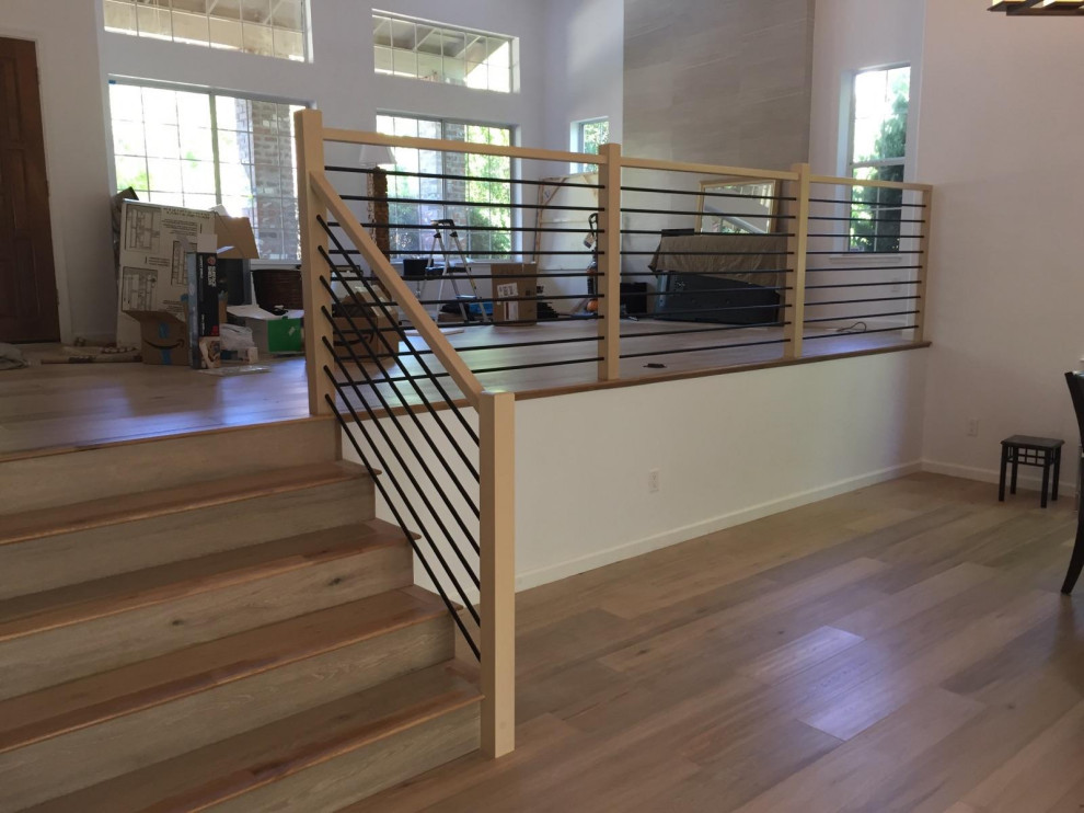 Gerade, Mittelgroße Moderne Holztreppe mit Holz-Setzstufen und Mix-Geländer in Sacramento