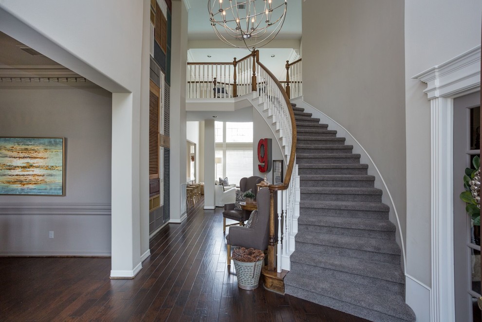 Mid-sized transitional staircase in Tampa.