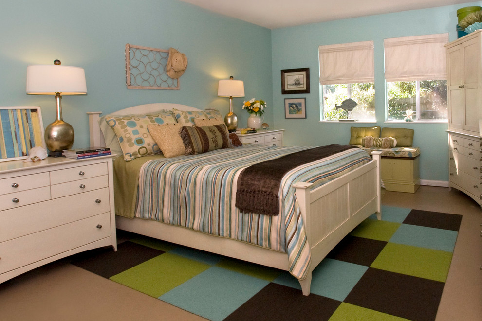 Design ideas for a small beach style guest bedroom in Los Angeles with blue walls, carpet and no fireplace.