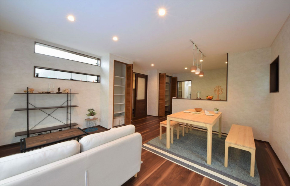 Mittelgroßes, Offenes Asiatisches Wohnzimmer mit weißer Wandfarbe, Sperrholzboden, braunem Boden, Tapetendecke und Tapetenwänden