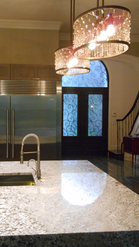 Kitchen - transitional kitchen idea in Dallas