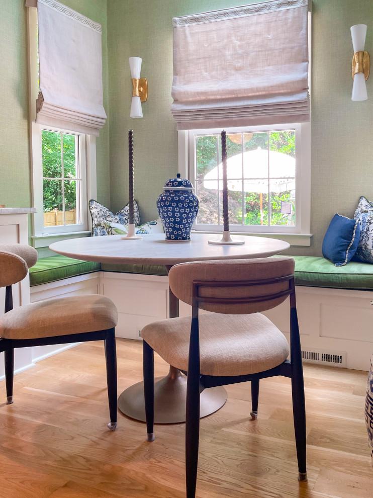 Exemple d'une grande salle à manger ouverte sur la cuisine chic avec un sol en bois brun et un sol beige.