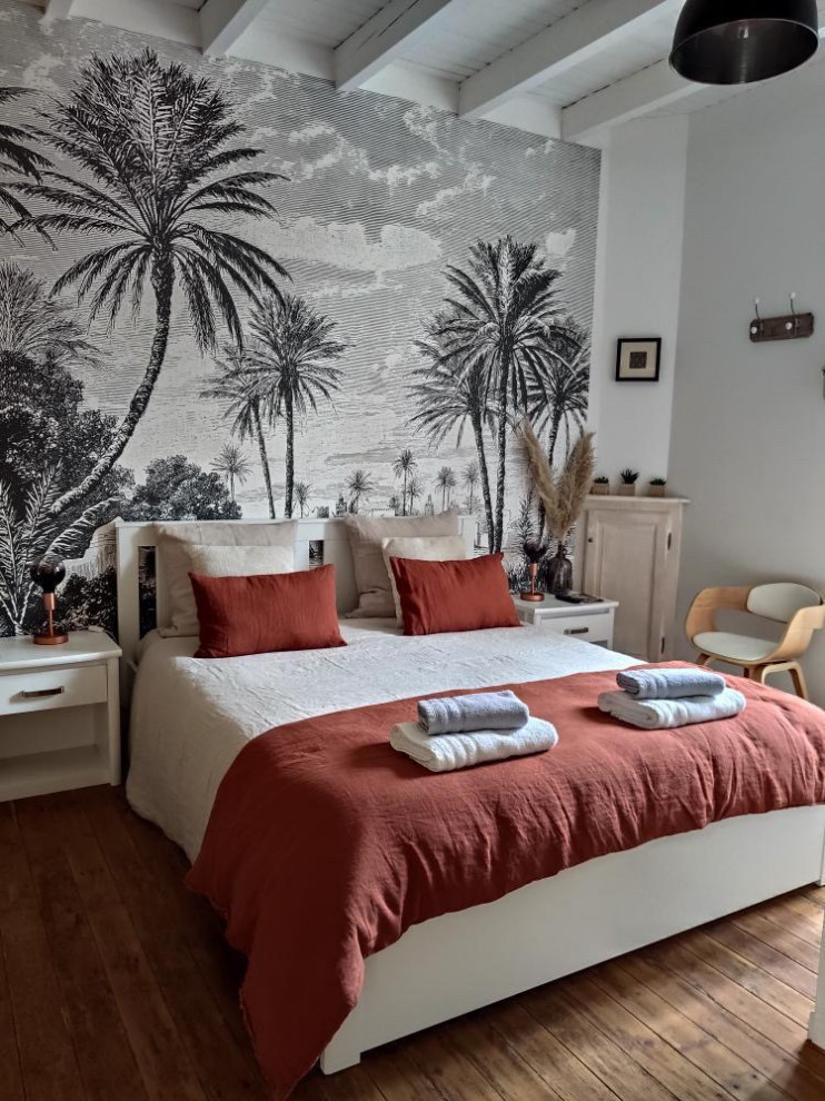 Imagen de habitación de invitados contemporánea con paredes grises, suelo de linóleo, suelo marrón y papel pintado