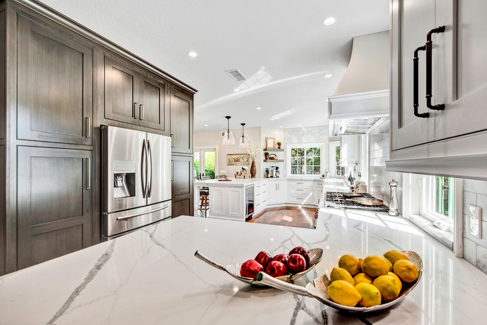 Inspiration for a transitional home design remodel in Los Angeles