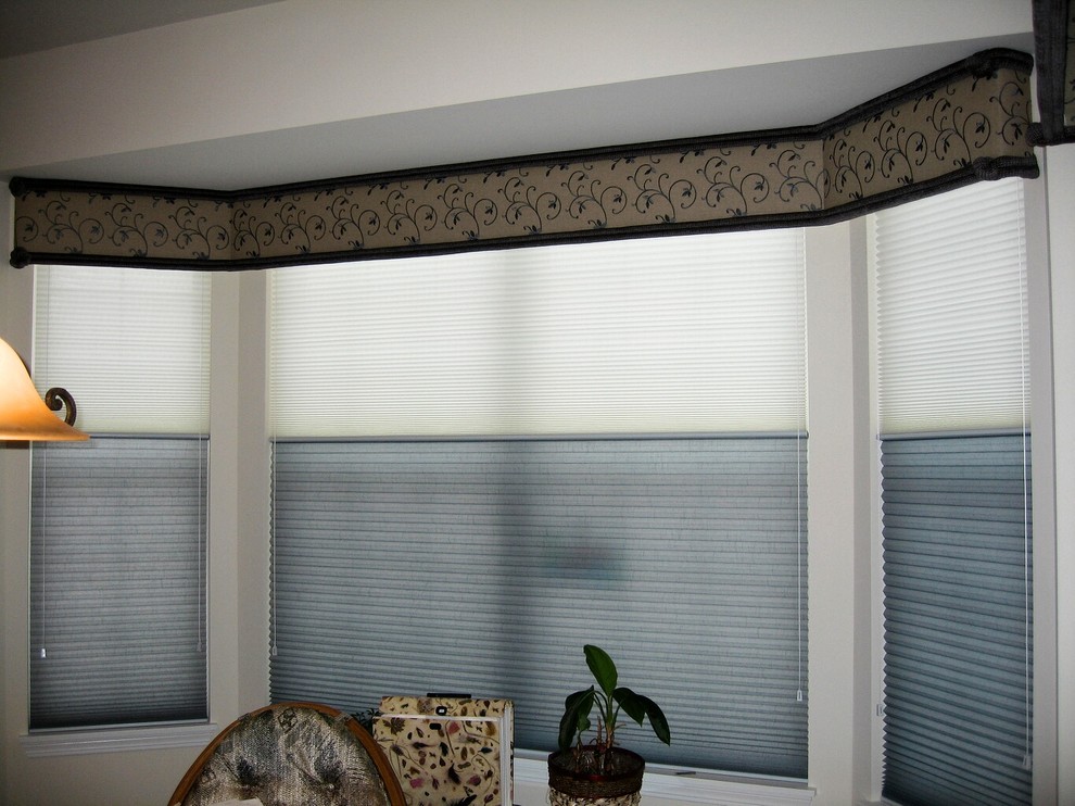 Example of a transitional kitchen design in Chicago