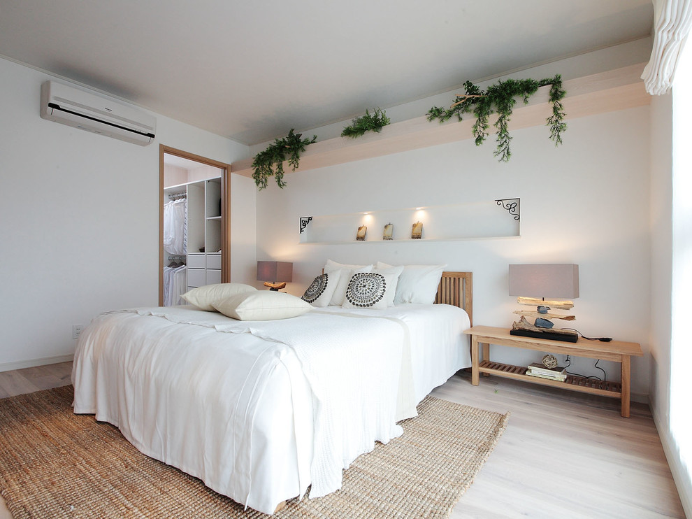 Inspiration för asiatiska sovrum, med vita väggar, beiget golv och plywoodgolv