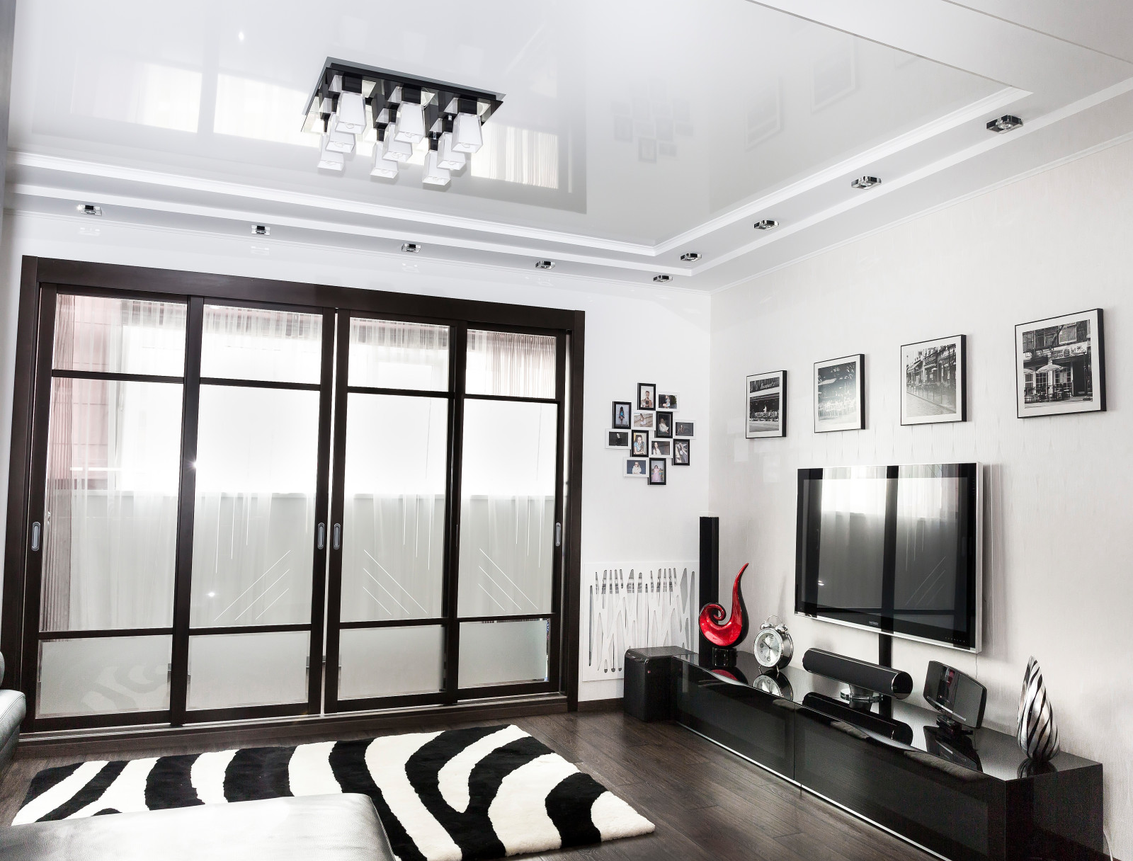 2-х комнатная квартира в черно-белых тонах с акцентами красного